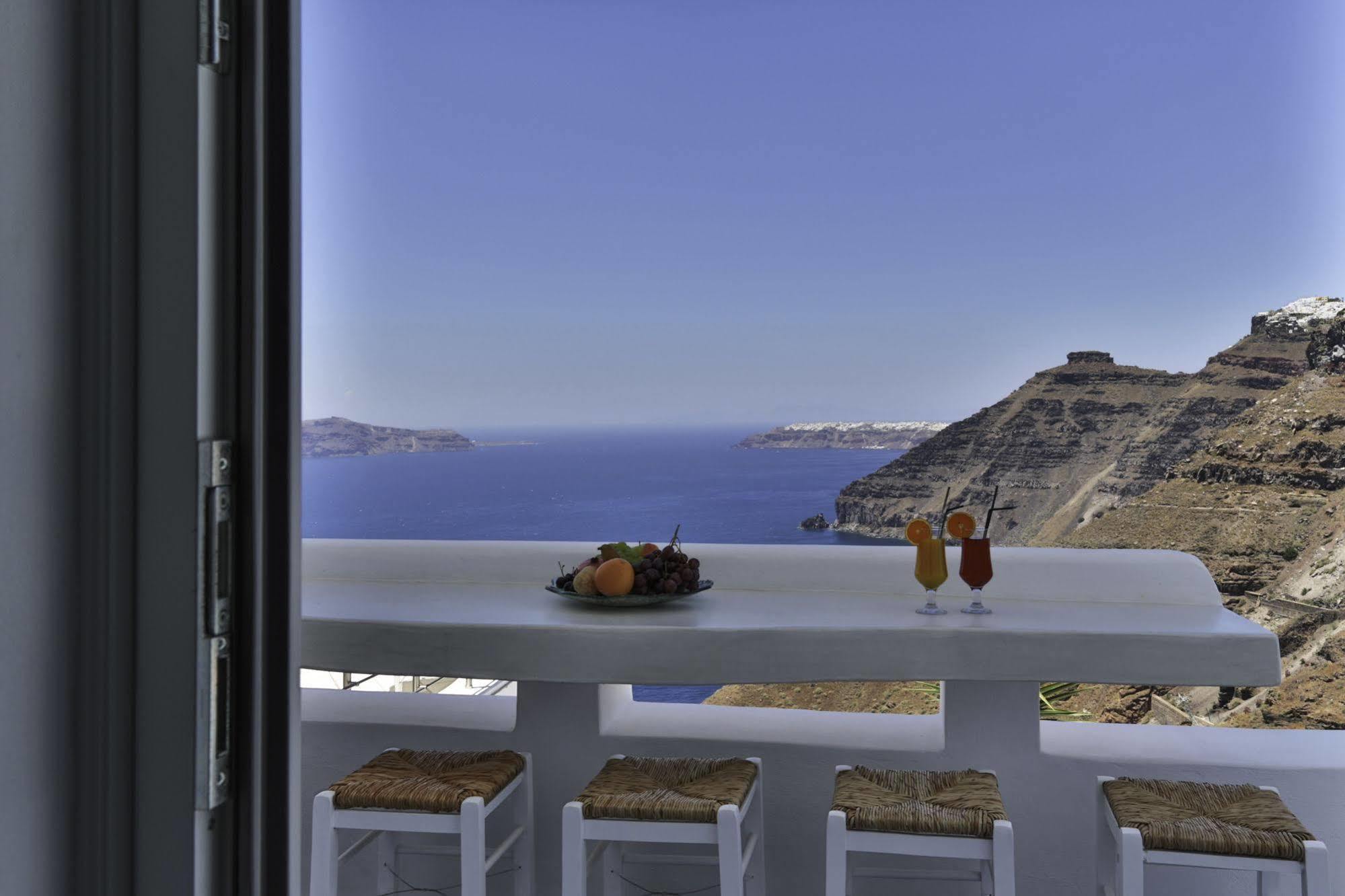Trieris & Villa Fira (Santorini)